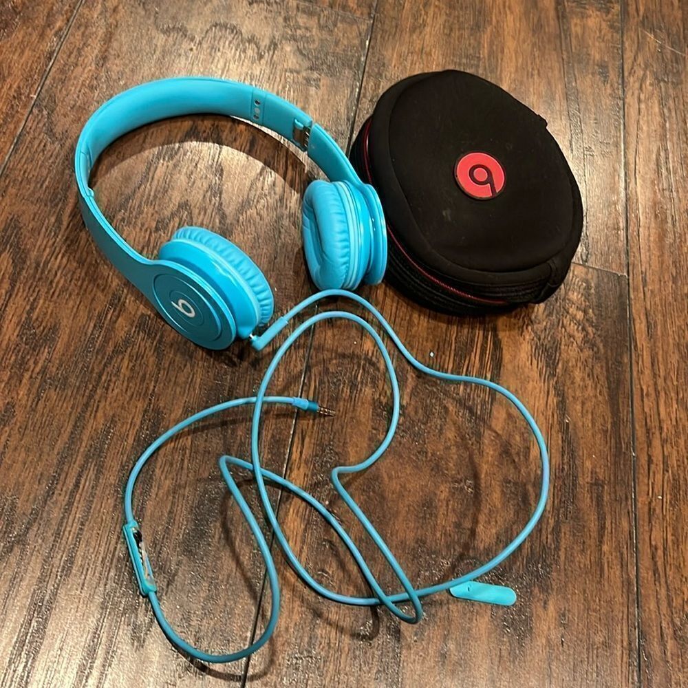 Beats Solo HD baby blue headphones in great used condition audio cable broken